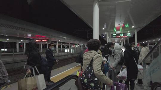 乘坐火车进站乘车游客上车4K实拍视频素材模板下载