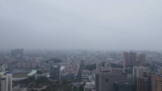 雨雾中的城市