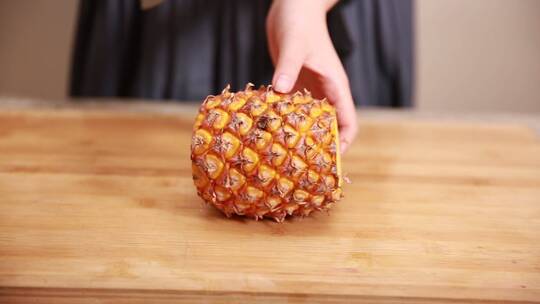 水果刀削菠萝皮