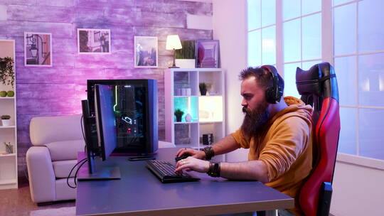 职业在线游戏玩家在赢得一场重要比赛后感到高兴