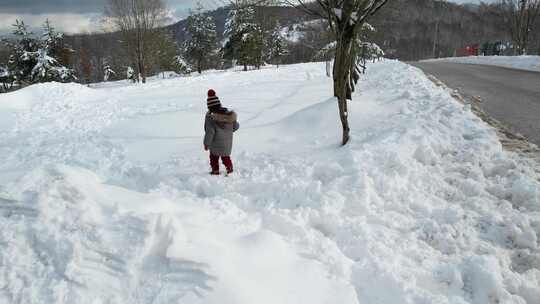 雪中行走的孩子