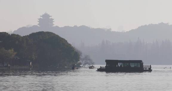 杭州西湖湖面游船手划船晨曦空镜