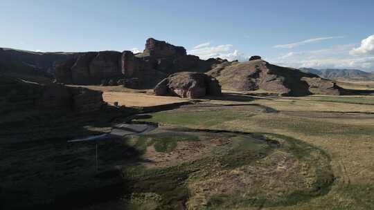 壮观的悬崖和河床风景，蒂纳贾尼峡谷地质形