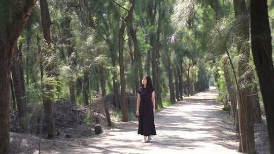 美女走在森林里行走树林里散步女性亲近自然