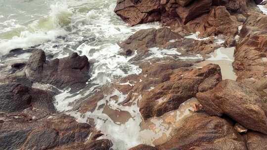 大海边的岩石海浪