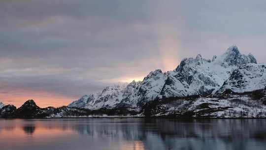 令人印象深刻的旅程。挪威峡湾日落巡游。被视频素材模板下载