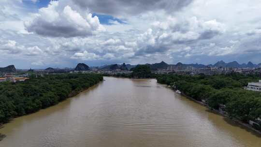 桂林夏季暴雨洪水后漓江