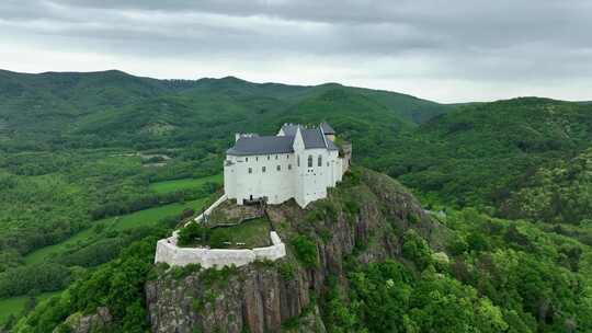 山顶上的中世纪城堡鸟瞰图