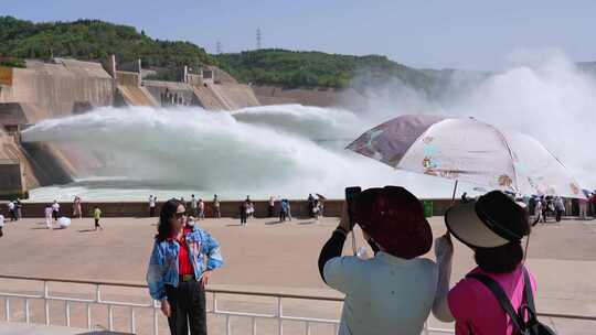 河南小浪底水库汛期前泄洪调水调沙游客观瀑