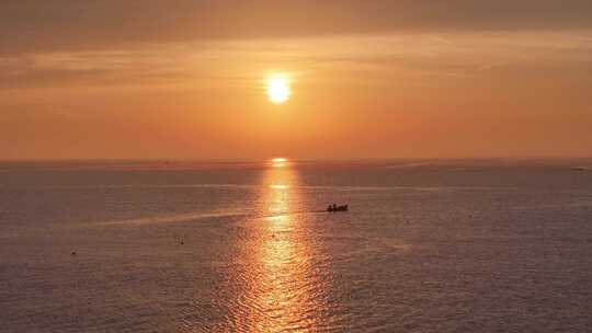 海上夕阳下的渔船景象