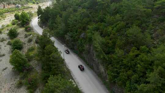 鸟瞰森林道路上惊险的吉普车Safari冒