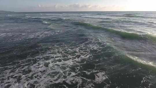 海浪拍打着海滩的天线