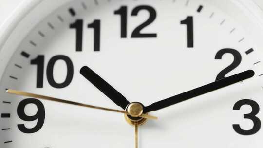 白色时钟表盘特写