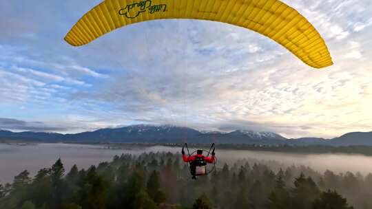 FPV无人机航拍动力滑翔伞飞行森林高山湖泊