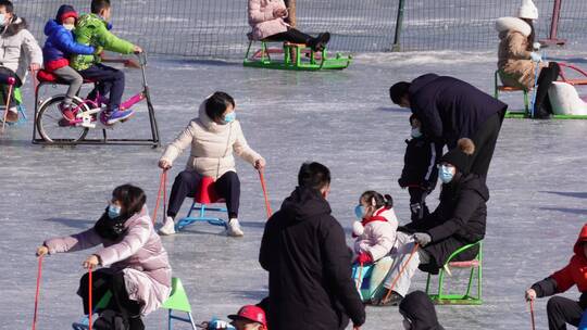 北京 冬季湖面结冰冰场冰车视频素材模板下载