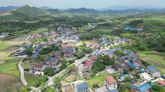 乡村全景俯瞰，青山绿水间的村庄