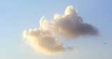 蓝天中棉花糖状的云朵高清在线视频素材下载
