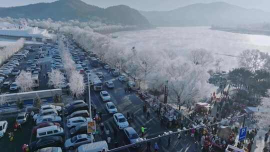 吉林雾凇旅游冰雪冬天松花江边公路游人车辆