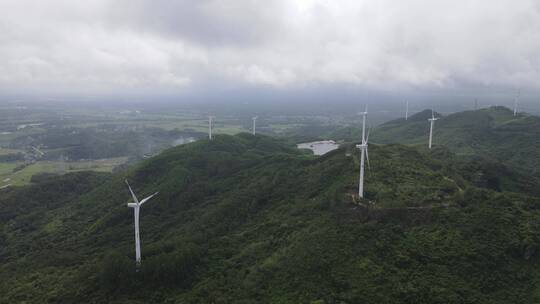 山上正在发电的电力风车航拍