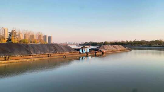 航拍夕阳河道湖泊运输船只行驶码头货船