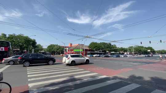 北京城区交通路口车流视频素材模板下载