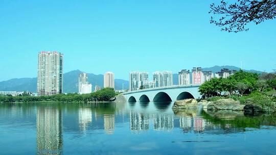 平静的湖面