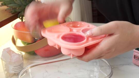 冰盒冰格拆出粉红色玫瑰冰块视频素材模板下载