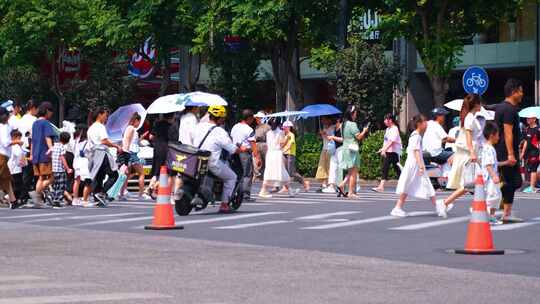 城市夏天暑假酷暑高温炎热街道人群人流汽车视频素材模板下载