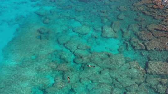 海蓝海洋岩石