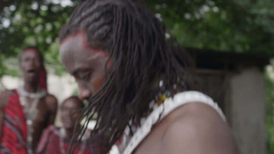 非洲马赛人穿传统服装跳舞唱歌