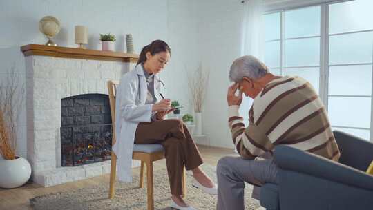 亚洲护理护士检查和听老人病人在家里。视频素材模板下载