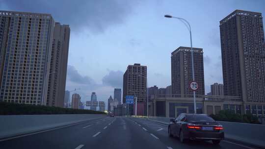汽车城市道路行驶车窗外风景城市建筑风光视频素材模板下载