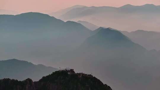 登上山顶看日出的人群