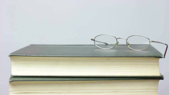 苹果和眼镜放在书本上