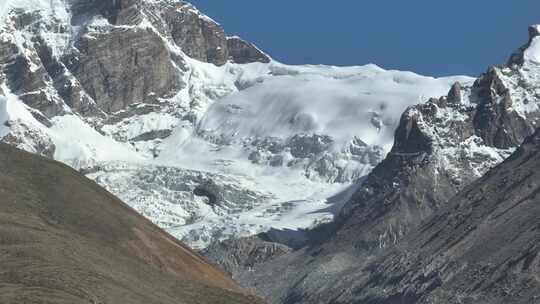 长焦下的西藏念青唐古拉山脉雪山山峰景观