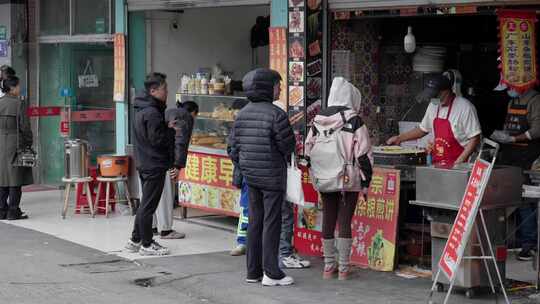 上班族小摊前买早餐