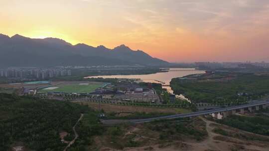 朝霞映照泰山秀城