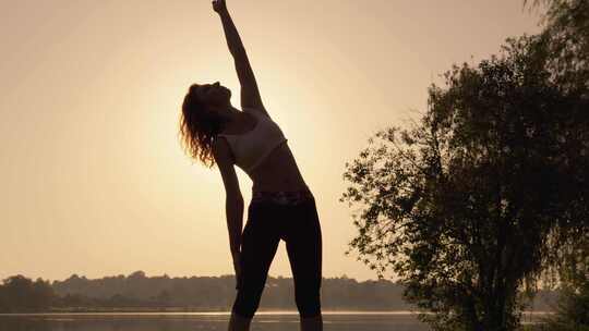 将瑜伽融入日常生活自然环境中的专注练习