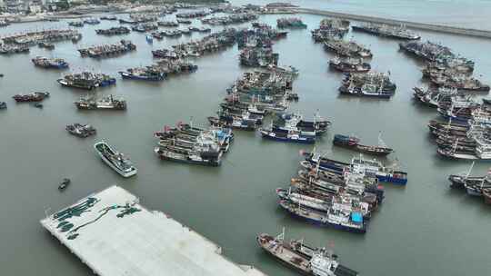 海边港口渔船航拍码头船舶渔港海岸停靠船只