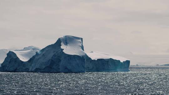 海面巨大冰山航拍