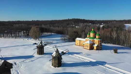 乌克兰村庄的冬季景观。新年景观。白雪覆盖的村庄。乌克兰。