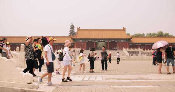 在中国，人们走在宫殿的院子里