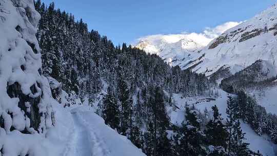 4k行走在冬天的雪山中视频素材模板下载