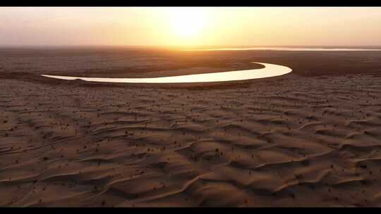 夕阳下的湖泊