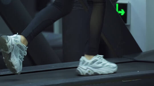 跑步机健身房跑步健身汗流浃背视频素材模板下载