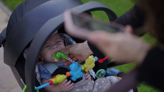 孩子躺在婴儿车里哭泣一个面目全非的女人给视频素材模板下载
