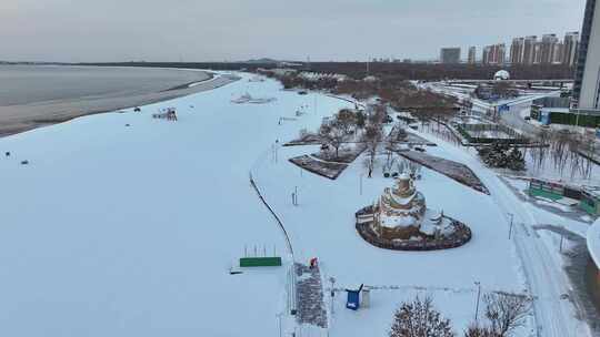 被大雪覆盖的海滨城市景观