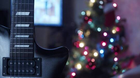 圣诞树前的电吉他