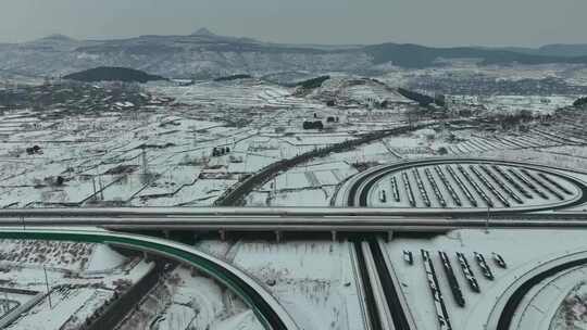 航拍雪后山区高速路