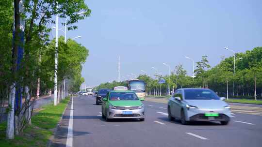 城市环境车流行驶在道路